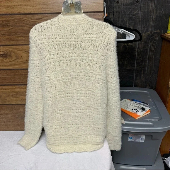 Hem & Thread size small cream deep V sweater super soft NWOT - Picture 3 of 7